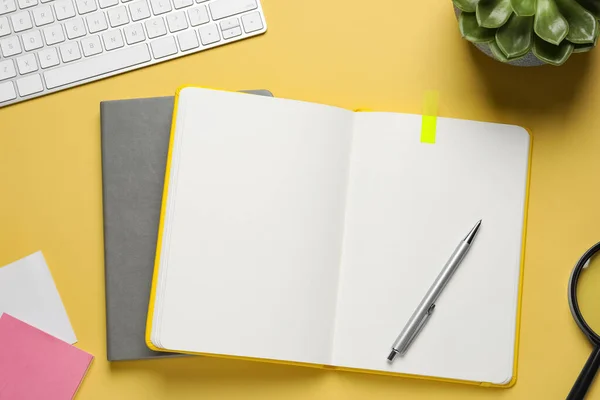 Composição Leigos Planos Com Notebooks Elegantes Fundo Amarelo — Fotografia de Stock