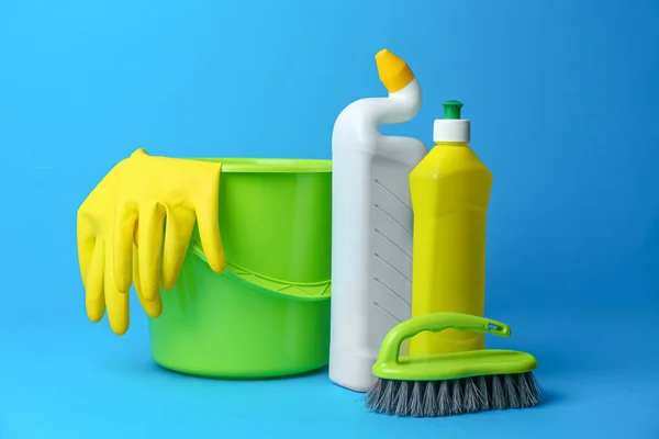 Πράσινος Κουβάς Προμήθειες Καθαρισμού Και Εργαλεία Γαλάζιο Φόντο — Φωτογραφία Αρχείου