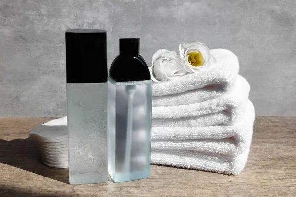 Luxe Cosmetische Producten Handdoeken Wattenschijfjes Prachtige Bloemen Houten Tafel — Stockfoto