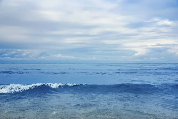 曇りの日に波と海の絵のような景色 — ストック写真