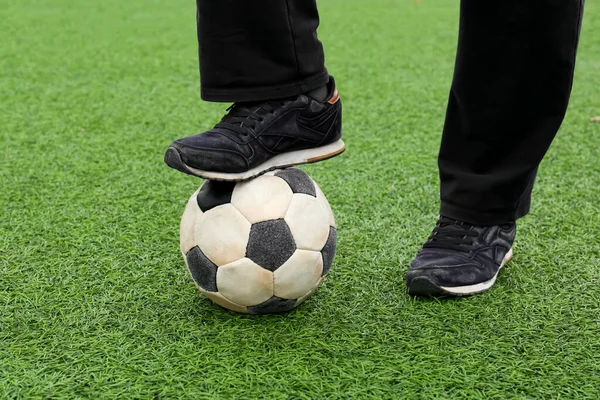 Человек Футбольным Мячом Зеленой Траве Стадионе Крупный План — стоковое фото