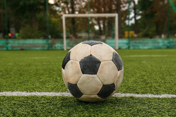 Грязный Футбольный Мяч Зелёном Поле — стоковое фото