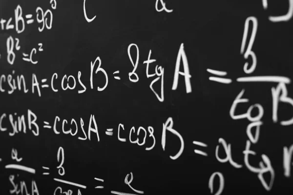 Tahtaya Tebeşirle Yazılmış Farklı Matematiksel Formüller — Stok fotoğraf