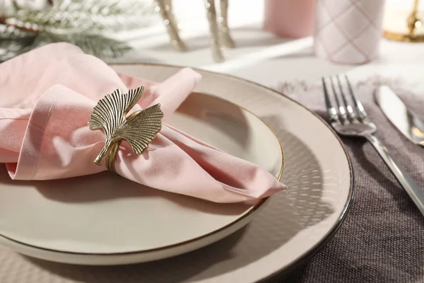 ピンクのファブリックナプキン 美しい装飾リングと白の背景にお祝いの装飾とスタイリッシュなテーブル設定 クローズアップ — ストック写真