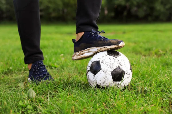 Mężczyzna Brudną Piłką Nożną Zielonej Trawie Zewnątrz Zbliżenie — Zdjęcie stockowe