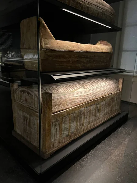 2022年8月7日 在国立文物博物馆 Rijksmuseum Van Oudheden 与古埃及石棺一起展出 — 图库照片