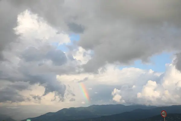 Pintoresca Vista Del Cielo Con Fuertes Nubes Lluviosas Arco Iris — Foto de Stock