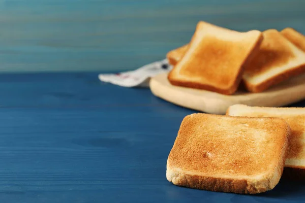 蓝色木制桌子上有几片美味的烤面包 案文的篇幅 — 图库照片