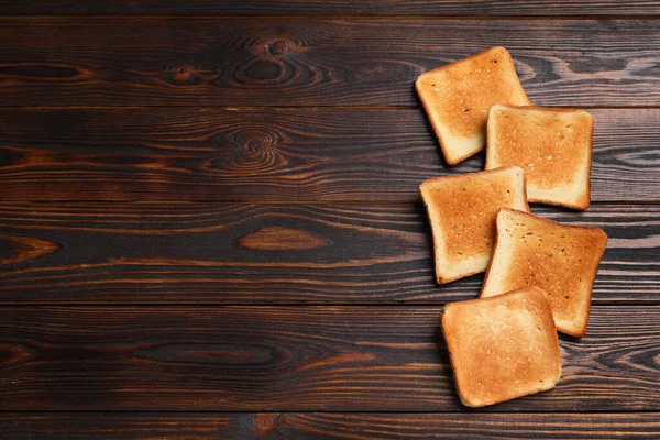木製のテーブルの上においしいトーストパンのスライス フラットレイアウト テキストのスペース — ストック写真