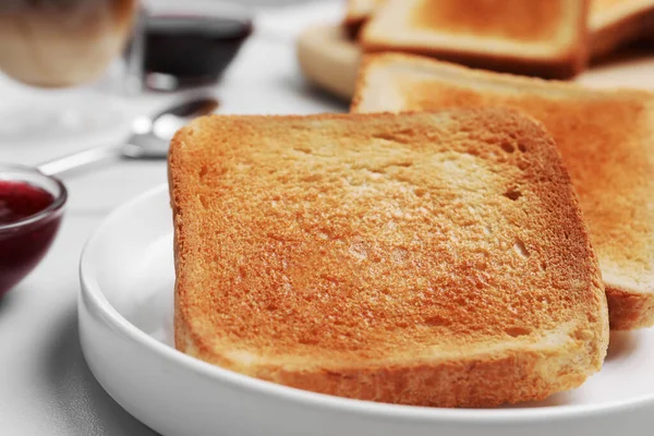 Kawałki Smacznego Tostowego Chleba Białym Stole Zbliżenie — Zdjęcie stockowe