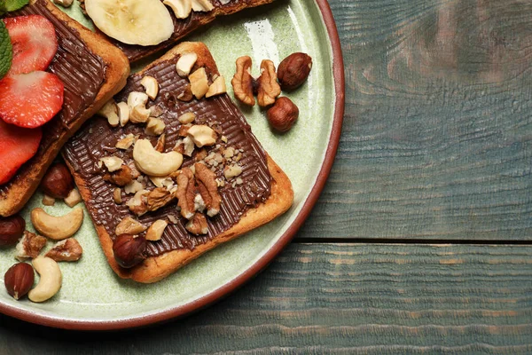 Chutné Toasty Čokoládovou Pomazánkou Oříšky Jahodami Banány Podávané Dřevěném Stole — Stock fotografie