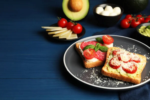 Lekkere Toastjes Met Verschillende Toppings Geserveerd Blauwe Houten Tafel Ruimte — Stockfoto