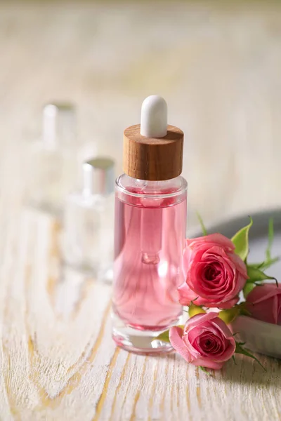 Пляшка Ефірної Трояндової Олії Квітів Білому Дерев Яному Столі — стокове фото