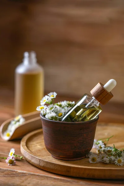 Botella Aceite Esencial Manzanilla Flores Sobre Mesa Madera —  Fotos de Stock