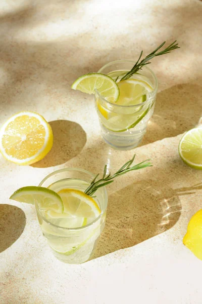Ποτήρια Καλοκαιρινής Δροσιστικής Λεμονάδας Και Συστατικών Ελαφρύ Τραπέζι — Φωτογραφία Αρχείου