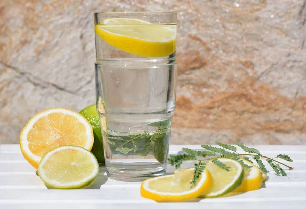Läcker Uppfriskande Lemonad Och Citrusbitar Vitt Träbord Utomhus — Stockfoto