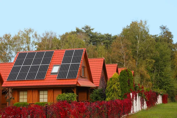 Красиві Будинки Сонячними Панелями Відкритому Повітрі Оренда Нерухомості — стокове фото