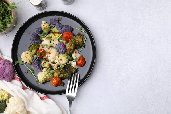 Heerlijke Salade Met Bloemkool Tomaat Geserveerd Witte Tafel Plat Gelegd — Stockfoto