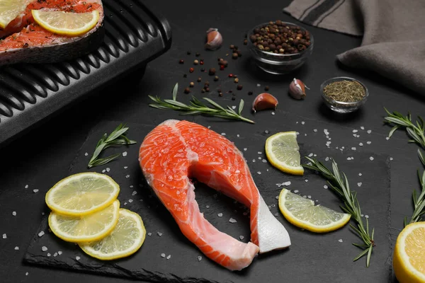 Somon Gătit Grătar Fripturi Pește Proaspete Lămâie Condimente Masă Întunecată — Fotografie, imagine de stoc