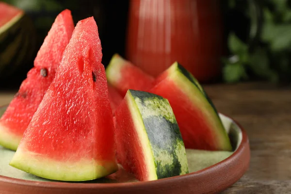 Bord Met Plakjes Sappige Watermeloen Houten Tafel Close Ruimte Voor — Stockfoto