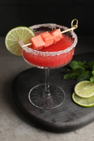 Cocktailglas Mit Köstlichem Frischen Wassermelonensaft Limette Und Minze Auf Grauem — Stockfoto