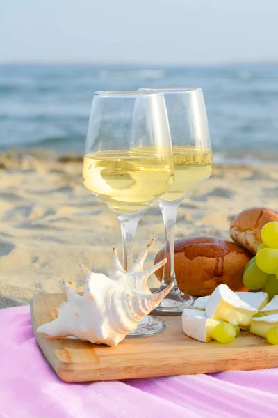 해변에서 해변에 소풍을 포도주와 간식을 곁들인 유리잔 — 스톡 사진