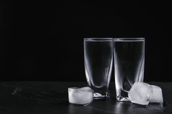 Vodka Copos Tiro Com Gelo Mesa Contra Fundo Preto Espaço — Fotografia de Stock