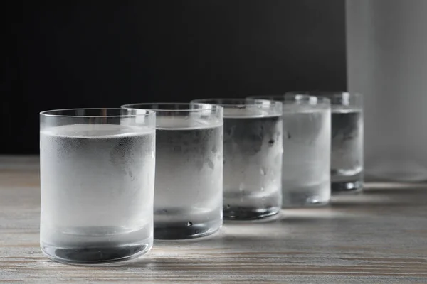 Vasos Chupito Vodka Frío Sobre Mesa Madera Sobre Fondo Gris —  Fotos de Stock