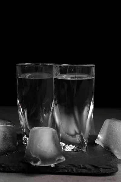 Bicchieri Sparo Con Vodka Cubetti Ghiaccio Sfondo Grigio Primo Piano — Foto Stock