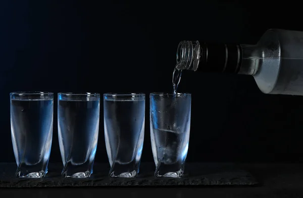 Versare Vodka Dalla Bottiglia Vetro Sul Tavolo Nero — Foto Stock