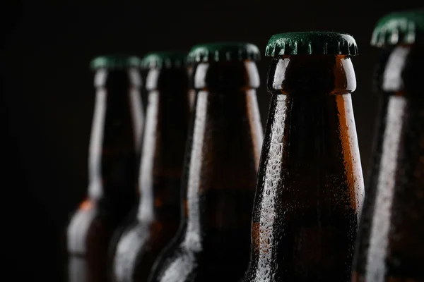 Muitas Garrafas Cerveja Fundo Escuro Close — Fotografia de Stock