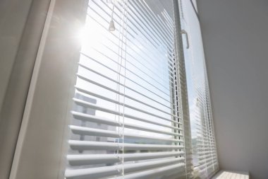 Odada yatay panjurları olan şık bir pencere