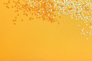 Açık turuncu arka planda parlak parlak bir parıltı, düz yatıyordu. Metin için boşluk