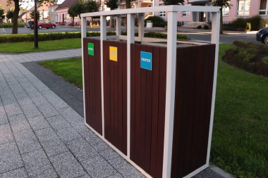Atık geri dönüşümü için farklı çöp bidonları