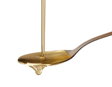 Pişirme yağı kaşık beyaz arka plan üzerinde içine dökme