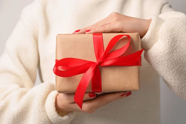 Julklapp Kvinna Innehav Presentförpackning Närbild — Stockfoto