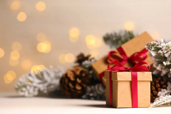 Κουτιά Δώρων Και Χριστουγεννιάτικη Διακόσμηση Ξύλινο Τραπέζι Κατά Θολή Εορταστικά — Φωτογραφία Αρχείου