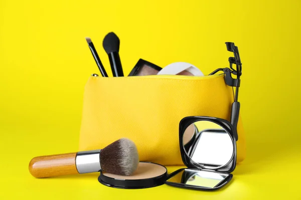 Elegante Espejo Bolsillo Bolsa Cosmética Con Productos Maquillaje Sobre Fondo — Foto de Stock