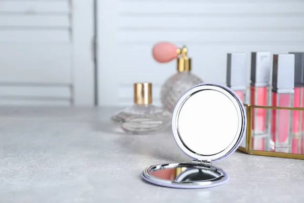 Stilvoller Taschenspiegel Und Kosmetikprodukte Auf Grauem Tisch Platz Für Text — Stockfoto