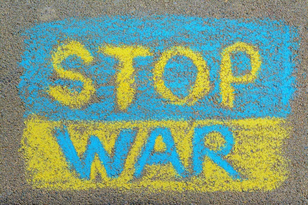 乌克兰国旗 上面写着 停止战争 用彩色粉笔画在室外柏油路上 俯瞰全景 — 图库照片