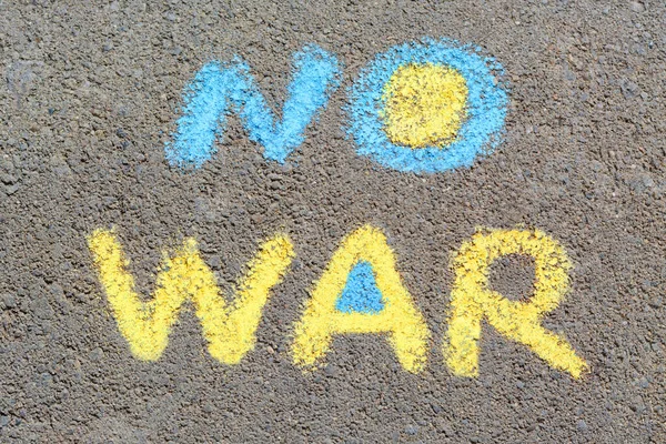没有战争用蓝色和黄色粉笔写在室外柏油上 俯瞰全景 — 图库照片