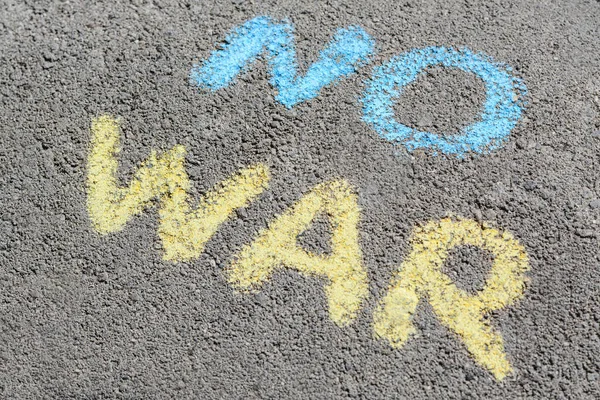 用蓝色和黄色粉笔写在室外柏油上的没有战争 — 图库照片
