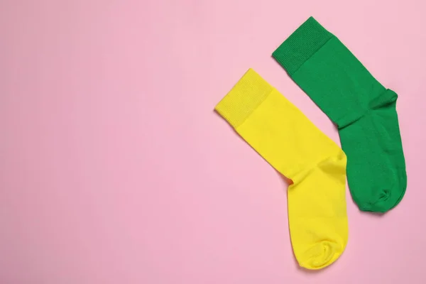 Pembe Arka Planda Farklı Çoraplar Düz Yatış Metin Için Boşluk — Stok fotoğraf