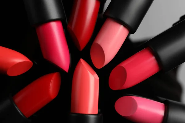 Beaucoup Rouges Lèvres Brillants Sur Surface Verre Noir Pose Plate — Photo