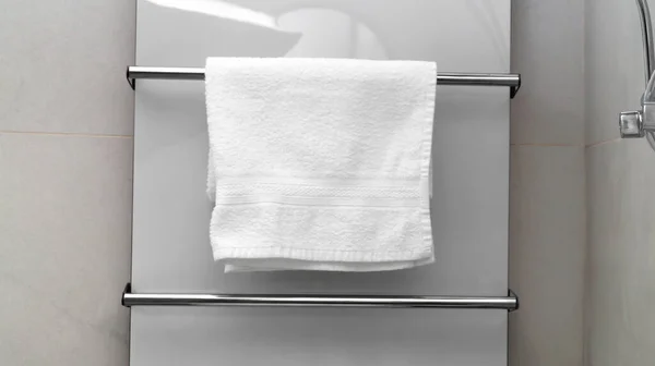 Čistý Ručník Vyhřívaném Zábradlí Koupelně — Stock fotografie