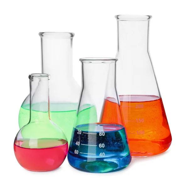 Verschillende Laboratoriumglaswerk Met Kleurrijke Vloeistoffen Witte Achtergrond — Stockfoto