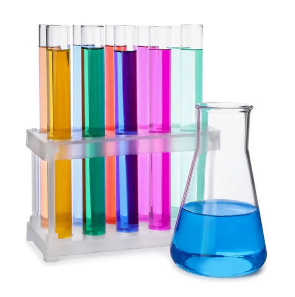 Testbuizen Erlenmeyer Met Kleurrijke Vloeistoffen Witte Achtergrond — Stockfoto