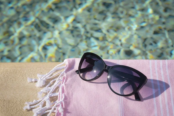 Elegantes Gafas Sol Manta Cerca Piscina Aire Libre Día Soleado —  Fotos de Stock