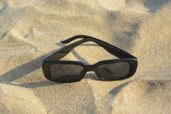 Stylové Sluneční Brýle Písečné Pláži Detailní Záběr Mezera Pro Text — Stock fotografie