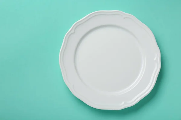 蓝绿色背景的空白白色陶瓷盘 顶部视图 案文的篇幅 — 图库照片